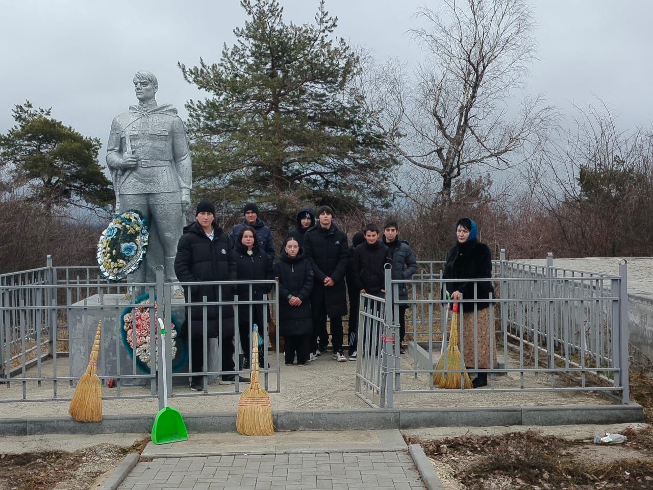 Уборка на территории памятников в поселковом парке..